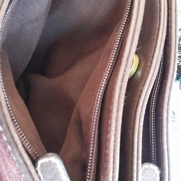 Wilson Leather Shoulder Bag - Picture 8 of 9